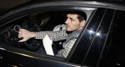 Casillas, conduciendo con una mano escayolada en enero pasado