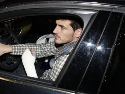 Casillas, conduciendo con una mano escayolada en enero pasado