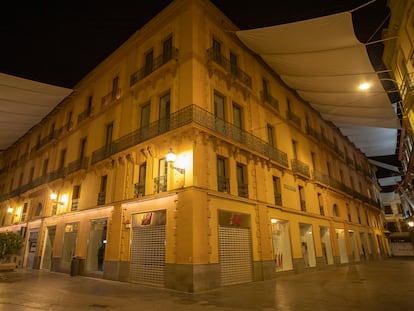 Comercios del centro de Sevilla con los escaparates apagados, este miércoles.