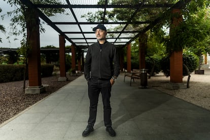 Juanjo Castro, director de un documental sobre las personas mayores que murieron en las residencias de Madrid durante la pandemia, en el parque Santander, en Madrid, en octubre de 2024.