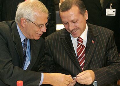 Erdogan (derecha), con el presidente del Parlamento Europeo, Josep Borrell, en Bruselas.