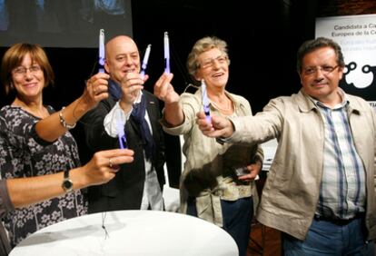 De izquierda a derecha, Urgell, Elorza, Aramburu y el director artístico de la candidatura donostiarra, Santi Eraso, en el Teatro Victoria Eugenia, con unas barras fluorescentes que quieren simbolizar la energía ciudadana que respalda la aspiración europea de la ciudad.