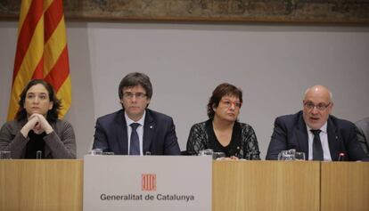 El president de la Generalitat, Carles Puigdemont, entre l'alcaldessa de Barcelona i els consellers de Treball i d'Empresa.