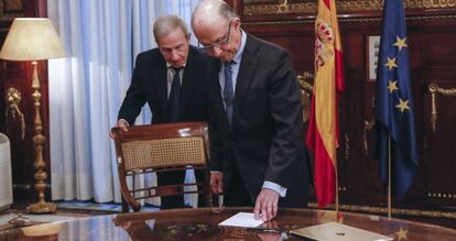Finance Minister Cristóbal Montoro faces an uphill battle getting the 2017 budget passed.