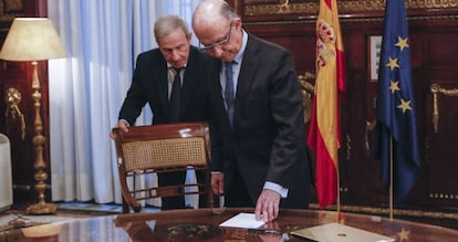 Crist&oacute;bal Montoro, en su despacho del Ministerio de Hacienda