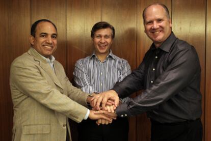 Gustavo García, de BuyVip, flanqueado por A. Ceballos (izquierda) y Greg Greely, vicepresidente de Amazon.