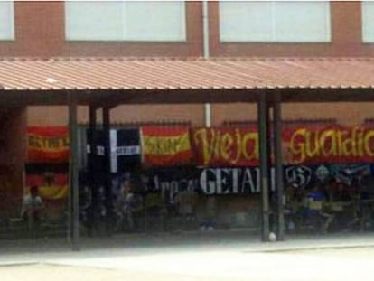Un colegio de Getafe acoge sin permiso un partido de fútbol entre neonazis