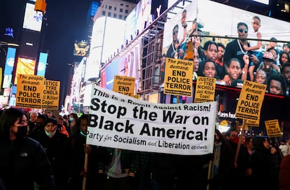 Protesta por la muerte de Tyre Nichols en las calles de Nueva York, el viernes. 