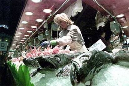 Un puesto de pescado en el mercado de La Boquería de Barcelona.