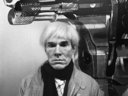 Andy Warhol solía preparar coles rellenas de carne en Halloween, a las que llamaba "gulash macabro". Aquí, fotografiado en la galería Vijande, en 1983.