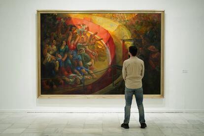 Un visitante ante el cuadro 'Fusilamientos en la plaza de toros de Badajoz', 1937, de Joaquim Martí-Bas.