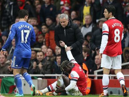 Mourinho ajuda Bacary Sagna, jogador do Arsenal, a se levantar.