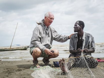 Francisco Andreo, el fundador de la MCSPA, conversa con un pescador en una de sus misiones en Kenia.