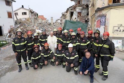 Después de bendecir a la población de Amatrice y pronunciar un breve Ave María, Francisco emitió un mensaje de esperanza a un área que todavía está luchando por llegar a un acuerdo por el sismo más mortífero de Italia desde el desastre de L'Aquila de 2009. En la imagen, el Papa Francisco posa para una foto con los bomberos de Amatrice.