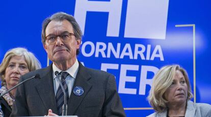 El expresidente Artur Mas, junto a Joana Ortega e Irene Rigau, tras hacerse p&uacute;blica la condena de inhabilitaci&oacute;n.