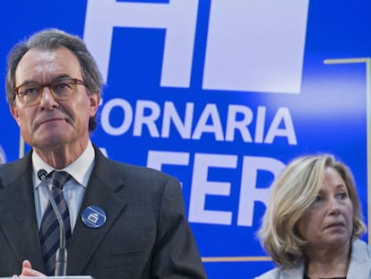 El expresidente Artur Mas, junto a Joana Ortega e Irene Rigau, tras hacerse p&uacute;blica la condena de inhabilitaci&oacute;n.