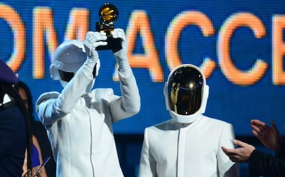 Pharrel Williams y Nile Rodgers, componentes de Daft Punk se llevan el Grammy a la mejor grabación del año por su tema 'Get Lucky'.