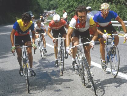 Lucho Herrera (izquierda), con Bernard Hinault y Lauren Fignon durante el Tour de Francia de 1984 en la subida al Alpe d'Huez.