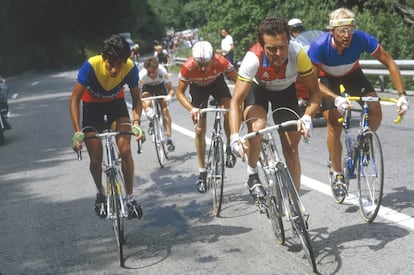 Lucho Herrera (izquierda), con Bernard Hinault y Lauren Fignon durante el Tour de Francia de 1984 en la subida al Alpe d'Huez.