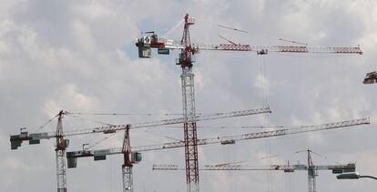 Grúas para la construcción de viviendas en Madrid.