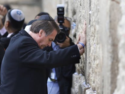 O presidente Jair Bolsonaro no Muro das Lamentações, em Jerusalém, nesta segunda-feira.