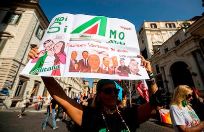 Protestas de trabajadores de Alitalia sobre las contrataciones de NewCo de una parte de la plantilla de la compañía, el 28 de septiembre.