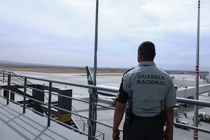 Un elemento de la Guardia Nacional en una terminal del Aeropuerto Internacional Felipe ?ngeles, en Zumpango, Estado de Mxico. 