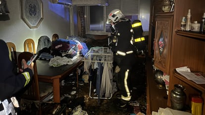 Un bombero, en el salón de la casa, donde estaba uno de los focos del fuego.