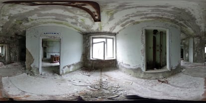 Entrada da ‘Farmácia’ no antigo hospital de Pripyat (Ucrânia), em 9 de abril de 2016.