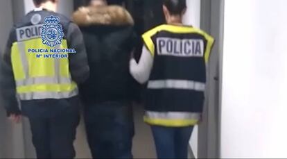 Detención del fugitivo en una imagen facilitada por la Policía.