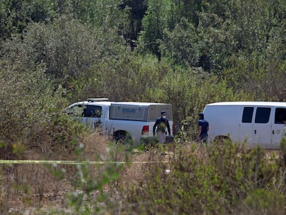Técnicos forenses estudian la zona donde los cuerpos de dos niños estadounidenses secuestrados por su padre fueron hallados sin vida el pasado 9 de agosto en Rosarito, Baja California (México).