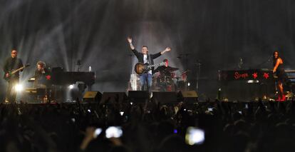 Con el cartel de 'no hay entradas', el cantante logró poner en pie a todo el público asistente al concierto.