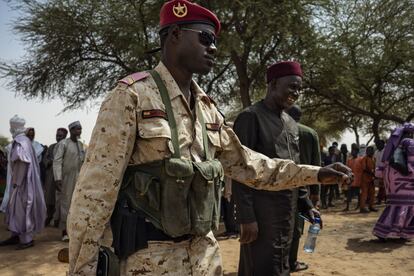 Un miembro de la Guardia Nacional nigerina acompaña al prefecto de Abala, Assumana Alassane, durante su visita a las comunidades en el marco de la caravana organizada por la Alta Autoridad para la Consolidación de la Paz. Alassane achaca a la falta de expectativas de los jóvenes y a la pobreza la gran cantidad de jóvenes que se suman a los grupos terroristas en el norte de la región de Tillabéri.