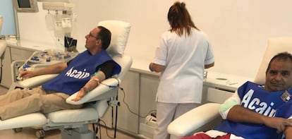 José Luis Pascual, presidente de Acaip, dona sangre junto a otro miembro del sindicato en Valladolid, durante el arranque de la campaña el lunes.