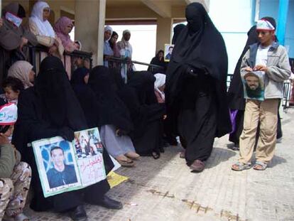 Hijos de presos islamistas se manifiestan con sus madres en mayo ante la prisión de Oukacha, en Casablanca.