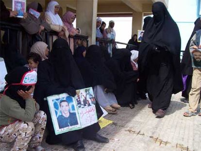 Hijos de presos islamistas se manifiestan con sus madres en mayo ante la prisión de Oukacha, en Casablanca.