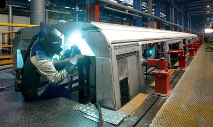 Soldadura de la caja de aluminio en la factoría Alstom de Santa Perpètua.