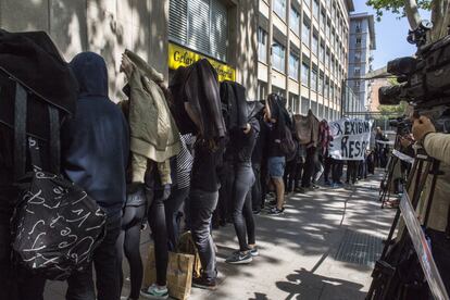 <p>Un professor va morir i quatre persones van resultar ferides després que un noi de 13 anys entrés a l'Institut Joan Fuster de Barcelona, al barri de la Sagrera, amb una motxilla on portava una ballesta, un punyal, una pistola de balins i material per preparar un còctel Molotov. La víctima mortal, Abel Martínez, era un professor que feia dues setmanes que feia una substitució a l'institut. L'assassinat va obrir un debat sobre l'atenció a menors amb trastorns mentals. El jutge va arxivar la causa perquè el noi era menor i no es podia imputar.</p> <p><a href="http://cat.elpais.com/tag/asesinato_instituto_barcelona_2015/a/" target="_blank">Totes les noticies sobre l'assassinat a l'Institut Joan Fuster</a></p>