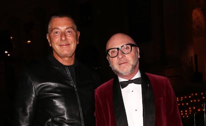 Los diseñadores Stefano Gabbana (izquierda) y Domenico Dolce (derecha) en una exposición en Nueva York en abril de 2018.