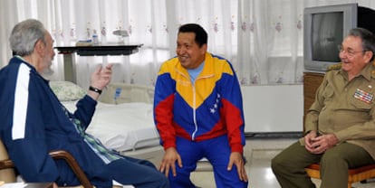 Los hermanos Castro visitan a Hugo Chávez en un hospital de La Habana, en una imagen facilitada por las autoridades cubanas el pasado día 17.