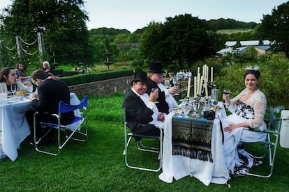 Mesas de pícnic en los jardines de Glyndebourne, sede del festival de ópera homónimo. 