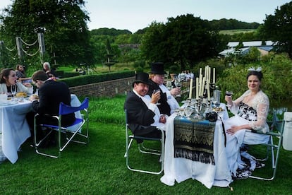 Mesas de pícnic en los jardines de Glyndebourne, sede del festival de ópera homónimo.