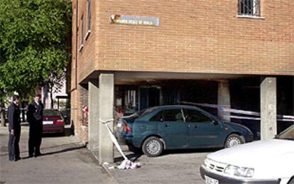 Callejón junto al edificio en el número 156 de la calle Ramón Pérez de Ayala (Puente de Vallecas) donde han sido encontrados tres cuerpos.