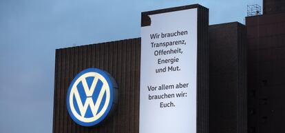 Planta de Volkswagen en Wolfsburg, con un cartel en el que se lee: &quot;Necesitamos transparencia, apertura, energ&iacute;a y valent&iacute;a. Pero, sobre todo, te necesitamos a ti&quot;.