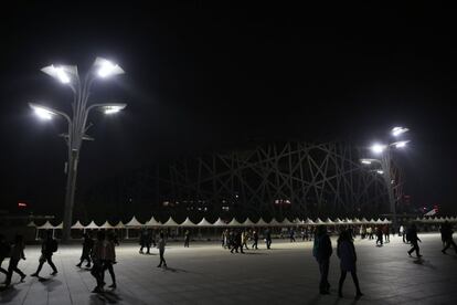 Una vista del Estadio Nacional (Nido de Pájaro) durante la Hora del Planeta en Pekín (China), el 24 de marzo de 2018