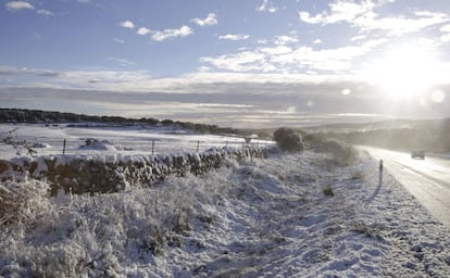 La comunidad de Madrid ha amanecido cubierta por la nieve del temporal que además de la nieve, ha dejado viento, lluvia y bajas temperaturas a más de media España. En la imagen, nevada en la carretera de Colmenar a Los Molinos.