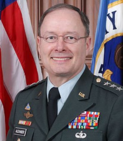 Keith B. Alexander, director de la agencia.