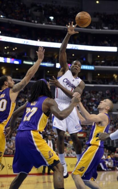 Bledsoe pasa el balón entre tres jugadores de los Lakers: Sacre, Hill y Nash.