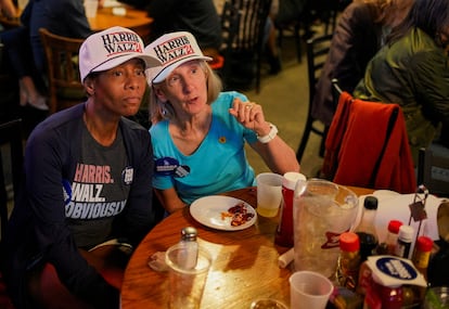 Dos demócratas siguen los resultados de la noche electoral en Atlanta, Georgia. 