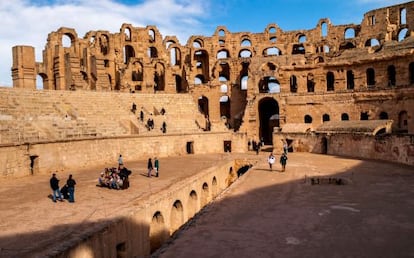 Turistas en el interior del anfiteatro de El Djem, en T&uacute;nez.